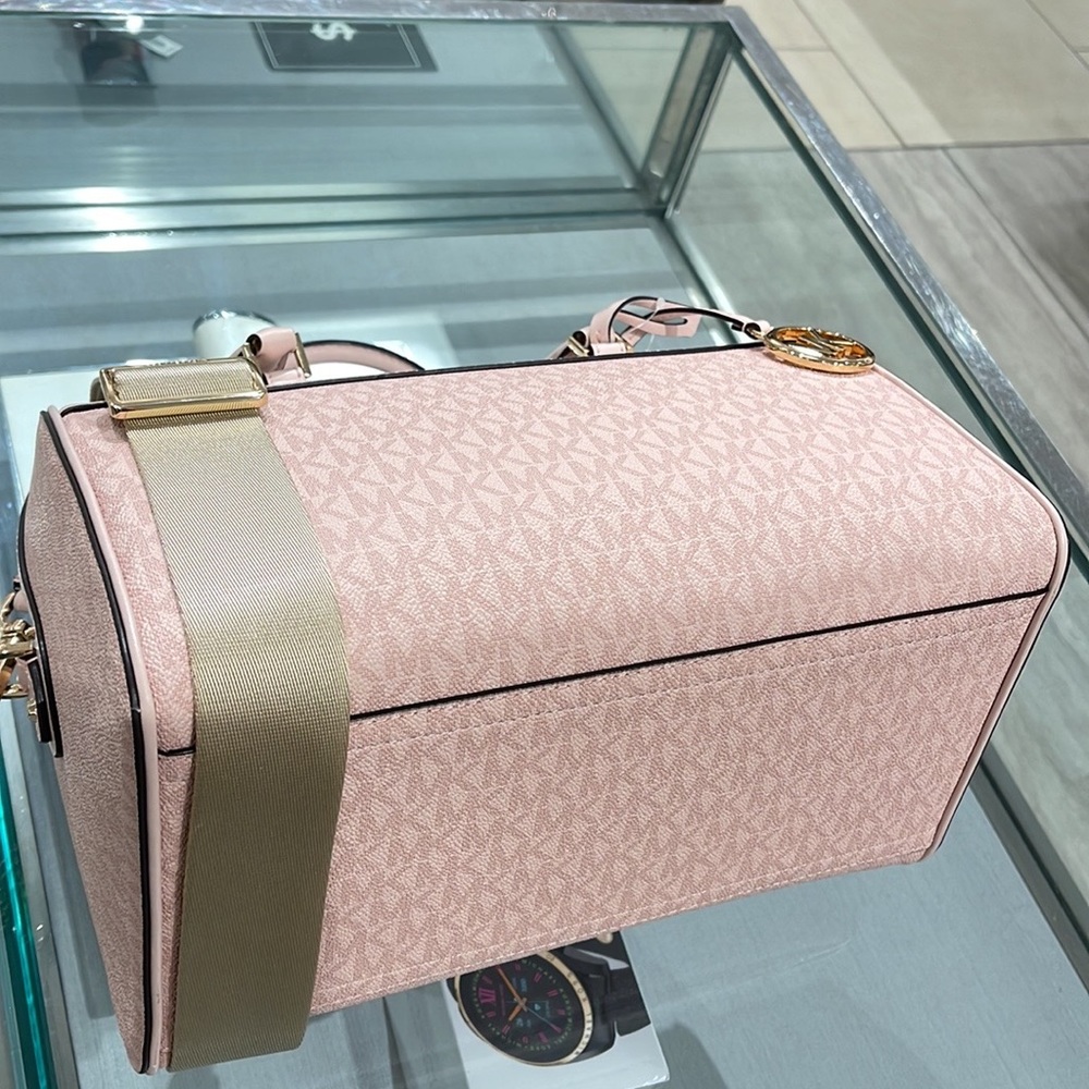 Michael Kors med Duffel Travel - Leather/Coated
Light Powder Blush NWT - Picture 15 of 16